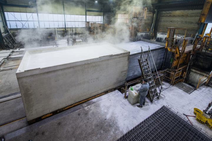 Fertiggarage in einem Produktionswerk, zeigt den Herstellungsprozess von Betonfertiggaragen.