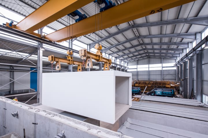 Fertiggarage im Bau in einer großen Halle, zeigt den Produktionsprozess und die Bauqualität.